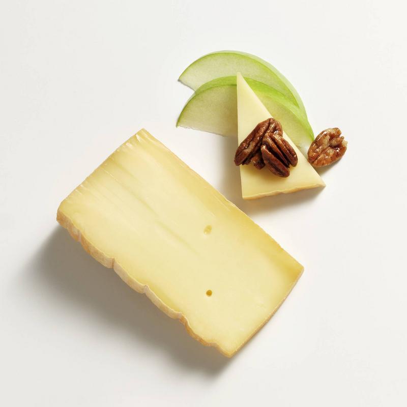 Alexis de Portneuf Cantonnier Cheese with pecan nuts and green apple